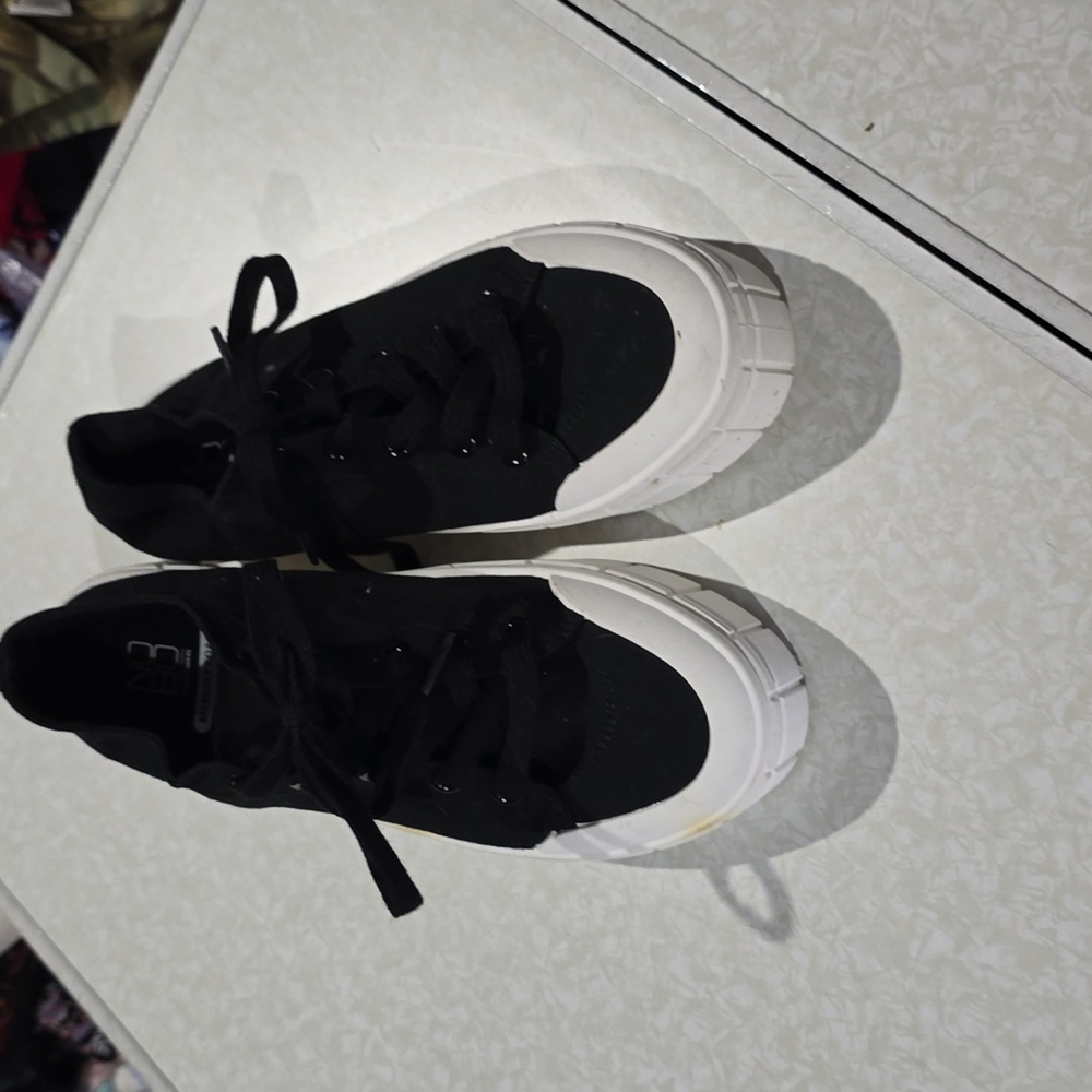 No Boundaries Black and White Memory Foam Sneakers Size 9